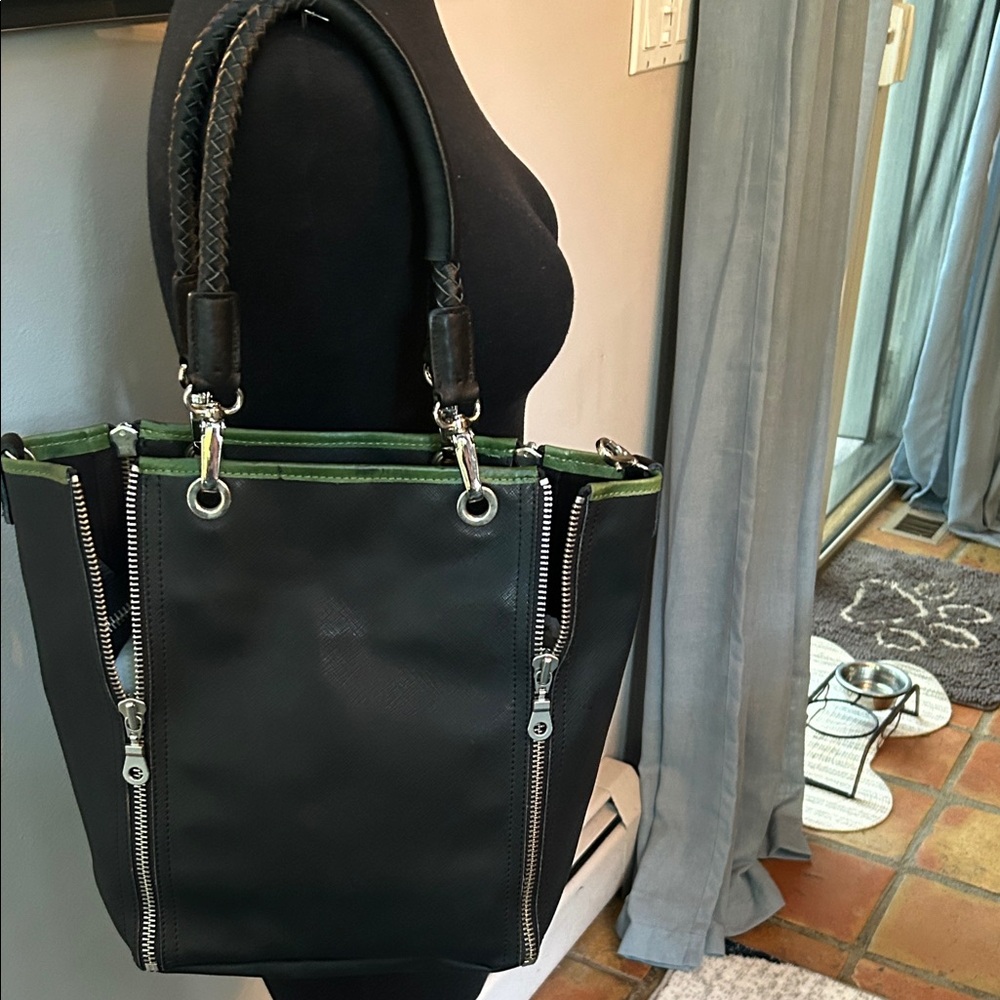 AMAZING 💚🖤  Black and Green Leather Tote with Dog Design! MINT CONDITION‼️ - Picture 3 of 16